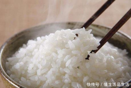分明|焖米饭时,别直接放水就煮,谨记3点技巧,米饭粒粒分明,还香软