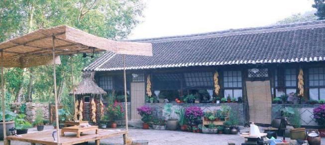  无意间|《向往的生活》工作人员睡哪儿？无意间的镜头暴露真相，看了好心疼