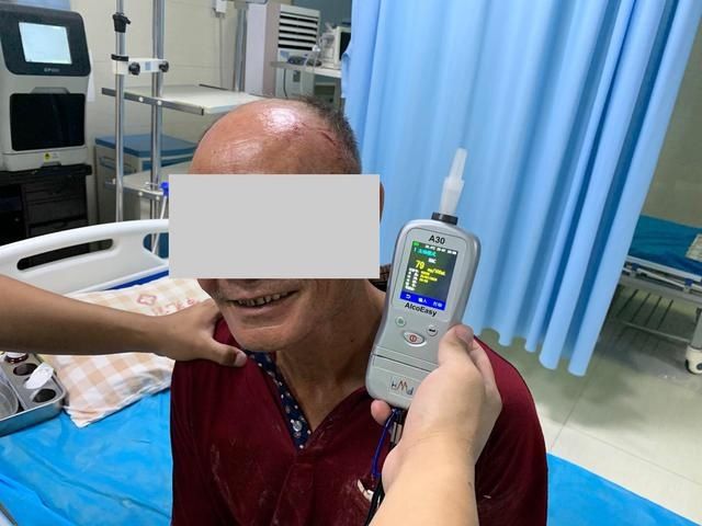  男子|酒驾遇夜查脱鞋逃跑，男子被抓后满脸笑容