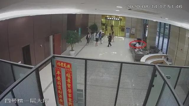  女网友|男子酒店约会女网友，洗澡后戴上20多万的劳力士“黑鬼”，结果瞬间被调包