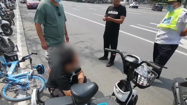  蹲守|郑州一男子鬼鬼祟祟接连用脚“轻踹”电动车轮，被擒获后瞬间蔫了