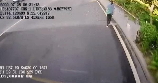  车底|监控曝光！公交车司机行车时弯腰捡东西，路人瞬间被卷进车底……