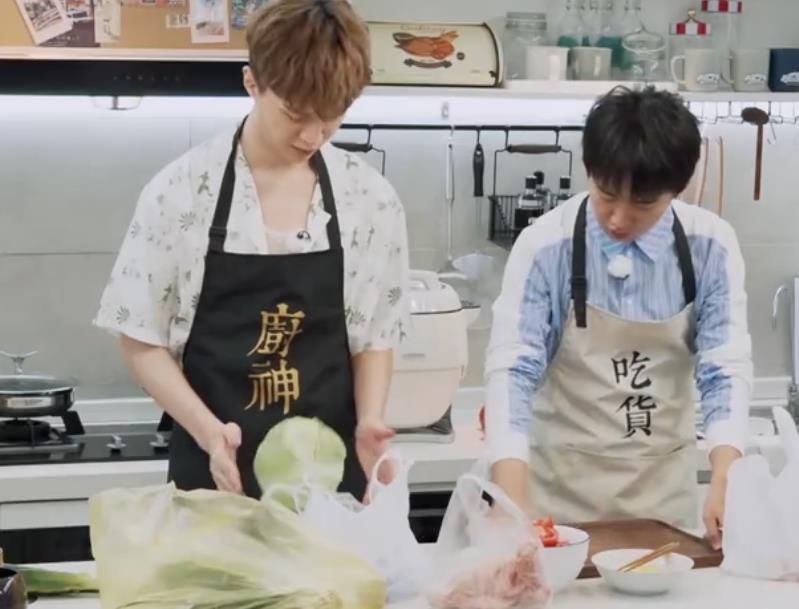  家务|《做家务的男人》张继科声称不会做菜，厨艺首秀，却低调露了一手