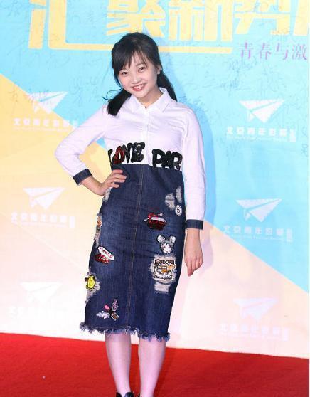 小孩|林妙可长大也有“小孩样”,字母衬衫配卡通裙,“小圆脸”真抢镜