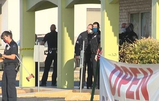  打死|11岁女孩正跟家人坐在行驶的汽车里，突然飞来一颗子弹把她打死