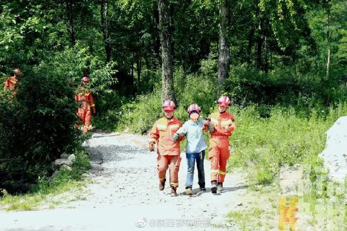 营救|突降大雨体力不支......68人被困秦岭，消防彻夜营救