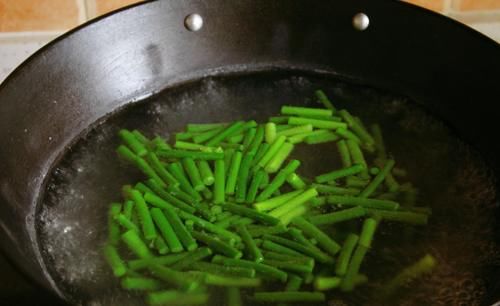  蒜薹炒腊肉|《中餐厅4》张亮做的这道菜，下锅随便一炒真叫香，米饭连扒了3碗