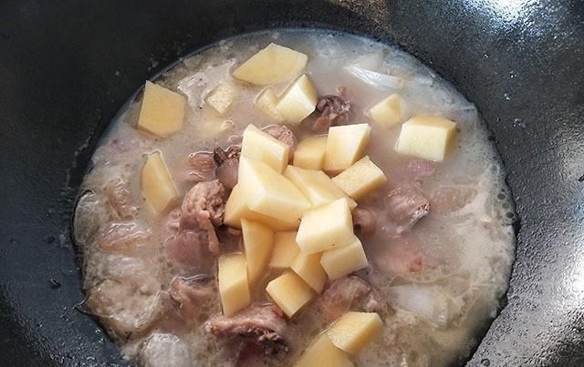  母子|天热不想做饭就煮一锅它，拌在米饭里，母子2人吃光盘了，特省事