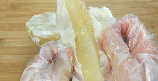  干干净净|柚子学会这样剥，招待客人备用面，拿着方便吃着干净，太有创意了