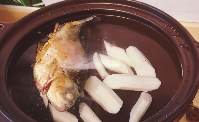 在家|在家也可以煲老火山药鲫鱼汤,鲜美营养