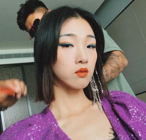  保护|火箭少女全员护送Yamy离场，围大圈保护她，网友调侃：没必要