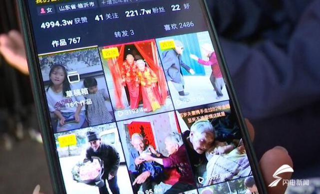 位老人|100岁奶奶贴脸陪伴98岁爷爷，孙女：老人已迷恋上直播