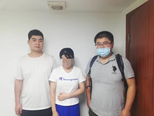 枚金镶玉戒|一姑娘商场逛街，逛着逛着就把手伸进了裙子里……