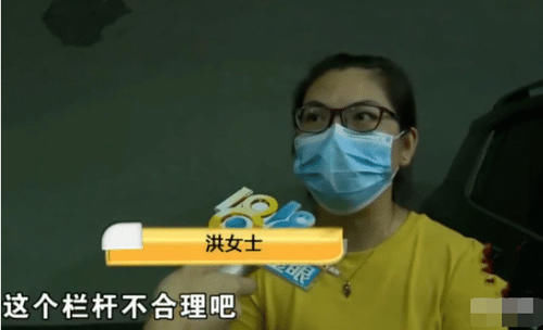  碰到|进出口有3米5宽，女子开车出去却碰到栏杆，索赔遭物业拒绝：她技术差