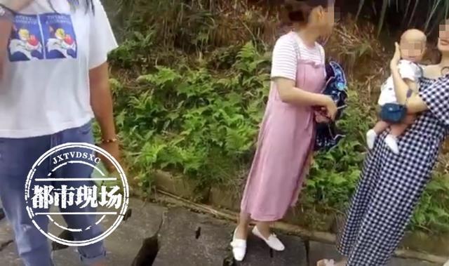  数数|不数数你都想象不到！5座轿车硬是塞了9个人，交警都惊呆