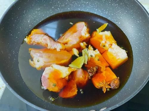  不腻|两片饼子夹着肉，酱汁外溢，爽而不腻