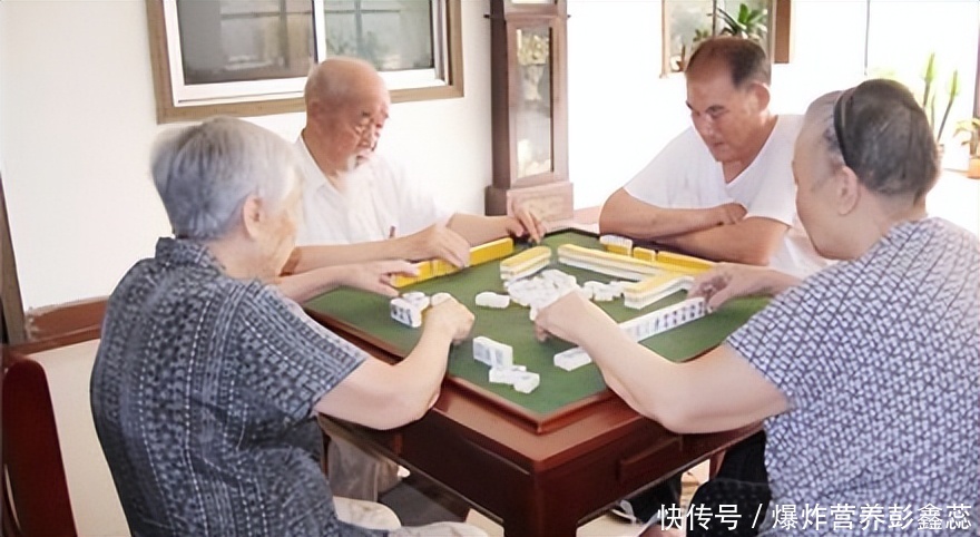 预防老年痴呆最简单的方法打麻将(老年人天天打麻将，可以预防老年痴呆？到底对健康有益有害？)