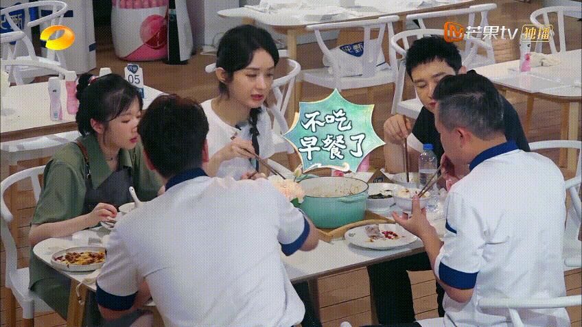 中餐厅|中餐厅和赵丽颖闹掰了？节目组把赵丽颖的宣传海报剪掉了，好惨
