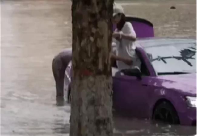  车主|奥迪A4L遭遇内涝，车主下车抱着女友回家，网友：这种男友哪里发？