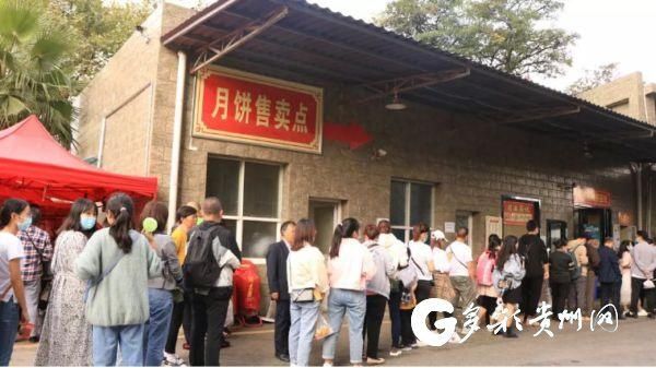 快递|每天10000斤省医月饼销往全国,15名快递小哥专职驻厂发货