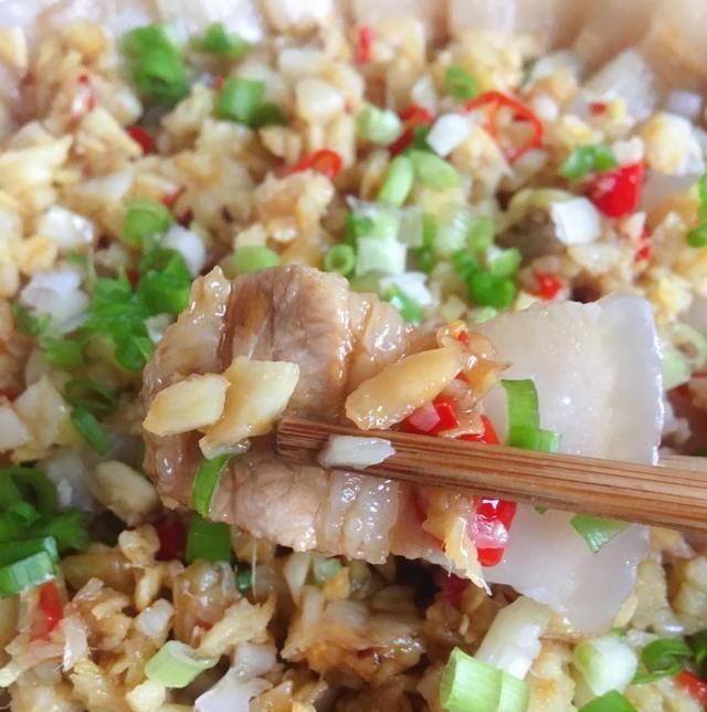  猪肉|这是吃五花肉的新方法，这是用水和大蒜煮的，他很肥但不油腻