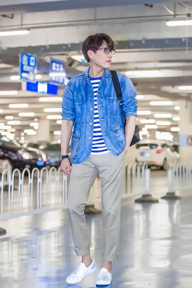 戴眼镜|戴眼镜的靳东更有味道，一身休闲装像大学学长，哪像44岁的人？