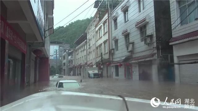 引发|湖北建始：暴雨引发内涝 消防紧急营救转移被困群众近千人