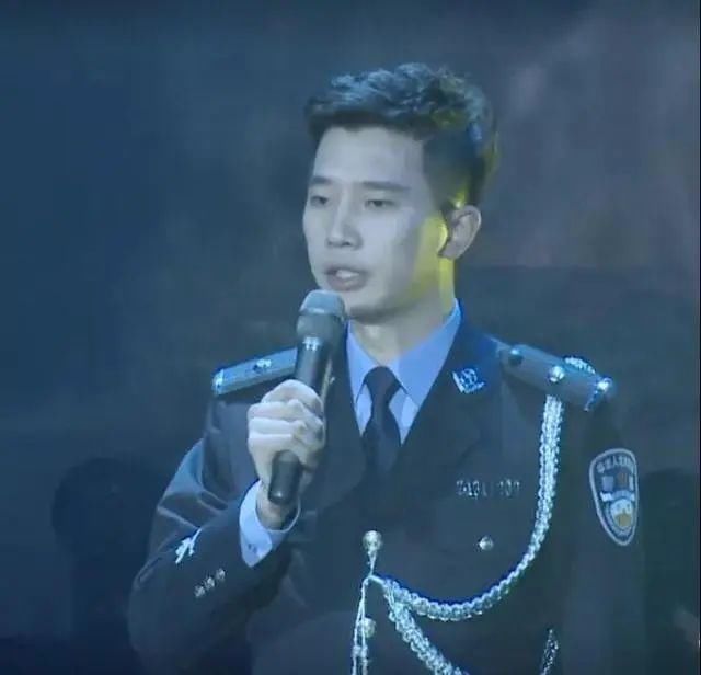 民警小哥哥|90后民警硬核开导沉迷网游初中生,声音太苏被全网搜寻