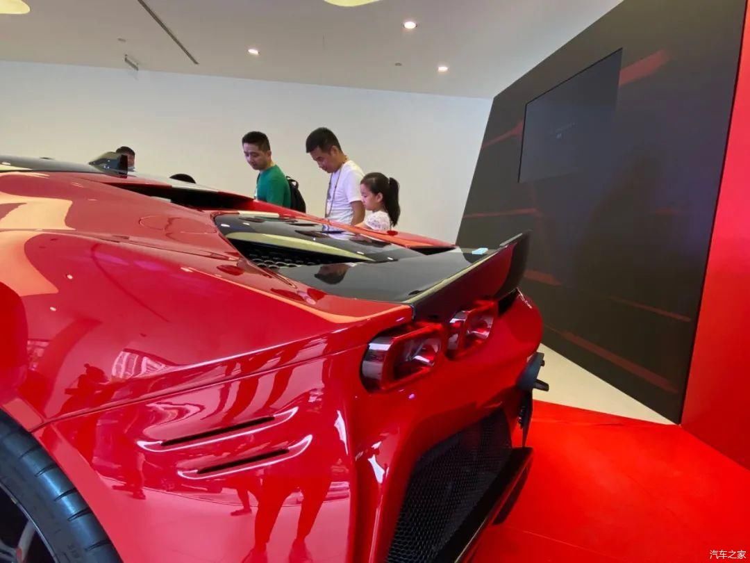 性能|法拉利SF90 Stradale实拍，插电混动性能赛拉法，售价仅398.8万元