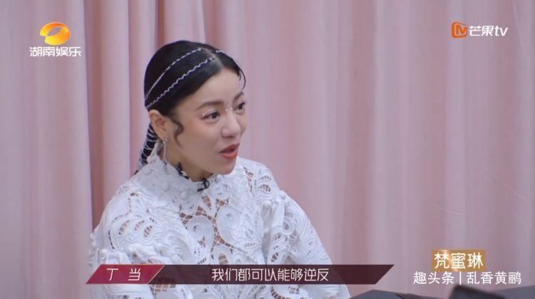 留在|《乘风破浪的姐姐》留在台上的姐姐和淘汰的姐姐连线,独独少了她