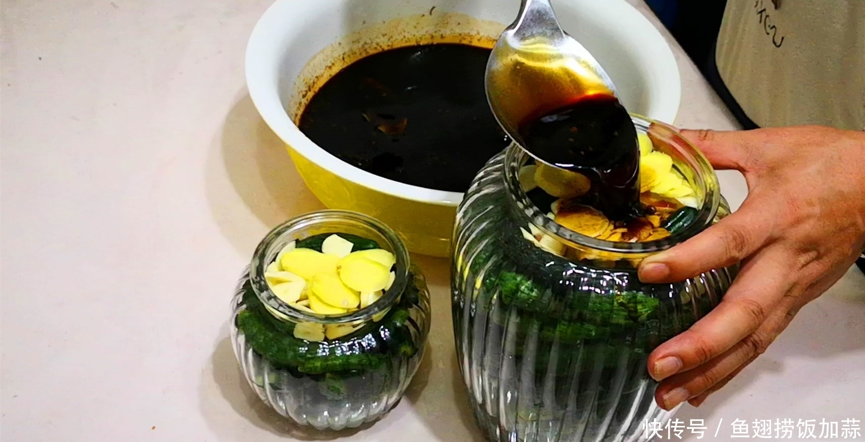 外行|腌黄瓜时,只会加盐就外行了,多加1味调料,又脆又绿格外香!