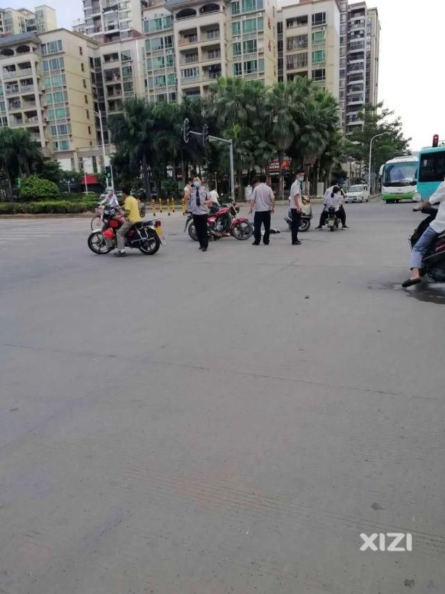 血迹|撞了!大亚湾两辆摩托车倒在路中间,一人倒在地上还有血迹