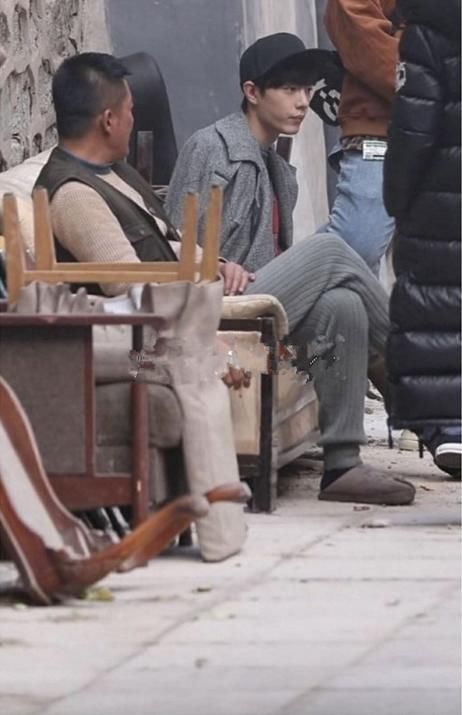 周震南|明星错位照:肖战穿毛裤,何炅长出尾巴,看到周震南:不打算解释下