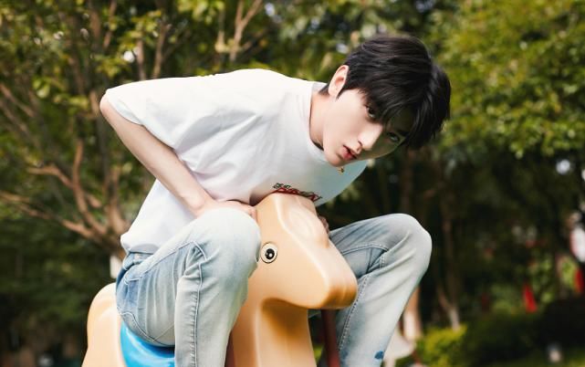  实力|网传李荣浩加盟“好奇夜”，嘉宾阵容豪华，看到蔡徐坤追定了！