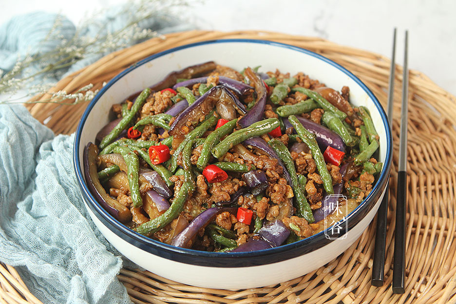 大厨|做茄子豆角时,直接过油就错了,大厨教您一招,茄子不黑不油腻