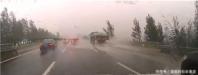 学问|老司机雨天跑高速都这样做,新手司机:真是大有学问!