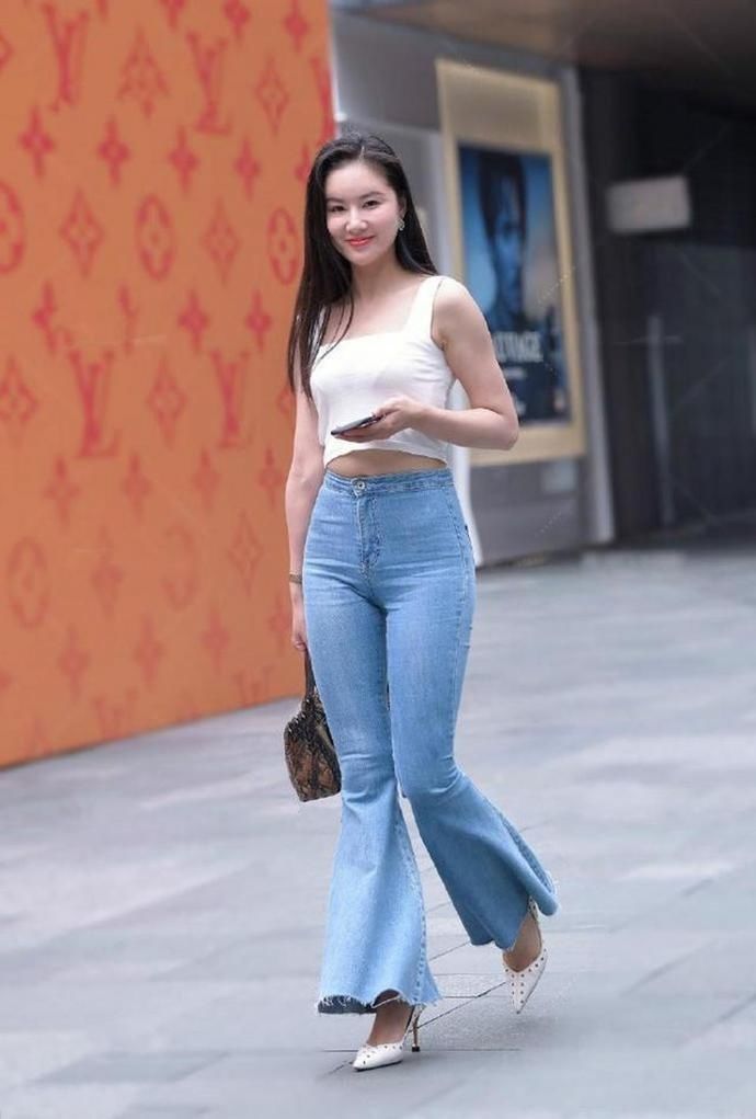 美女|路人街拍,美女搭配银亮色的裙子,宛如大家闺秀