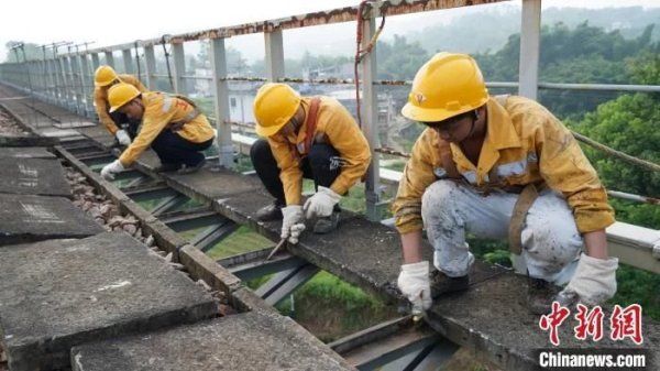 高温|高温下的铁路桥梁工：高空“荡秋千”护佑平安路