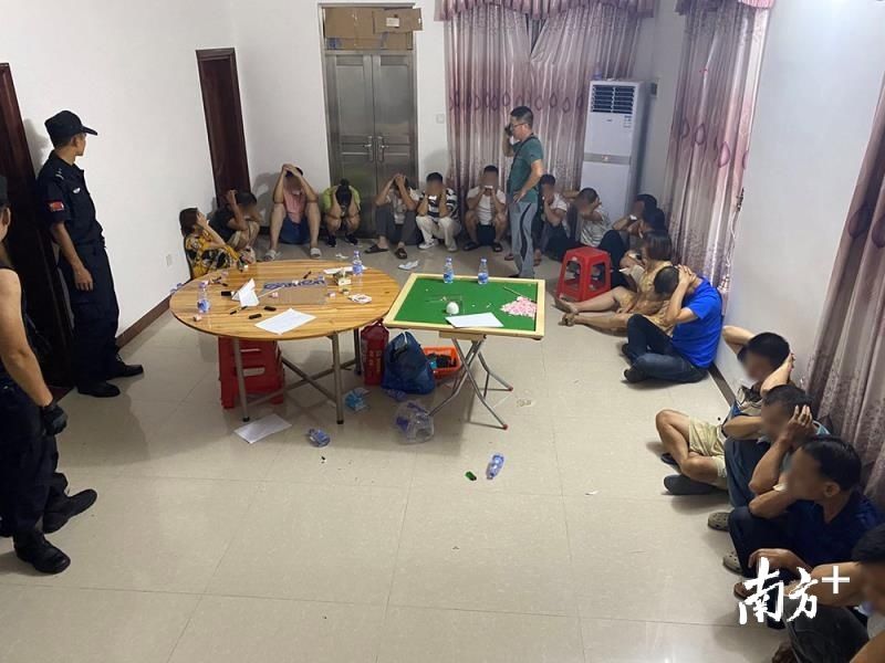 警方|民居竟暗藏赌窝，电白警方夜袭连拘24人