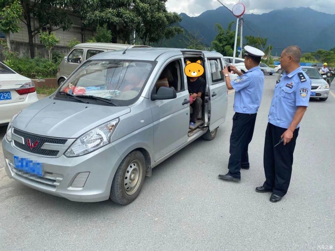  开车|一辆核载7人的面包车里“藏”了13个大汉，司机还边开车边打电话