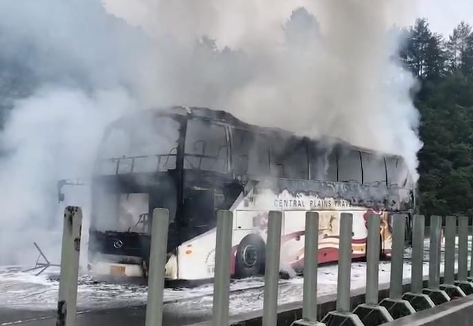  高速|载客52人！大客车贵州高速上突然起火，司机一个动作救了全车人！