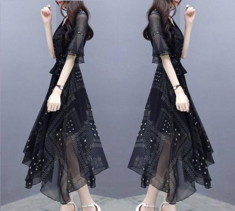  连衣裙|夏季里女人都喜欢穿这样轻薄飘逸的连衣裙，清爽时尚显柔美气息