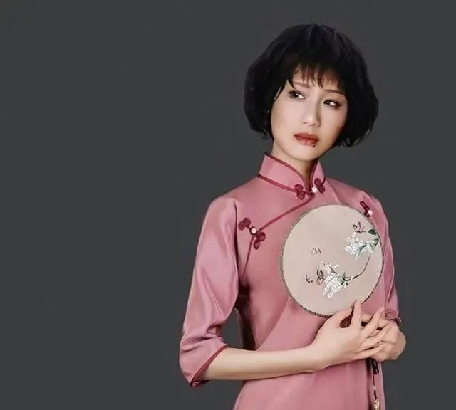  领证|撞脸黄圣依，演过杨幂母亲的李建群，与名导同居27年，为何不领证