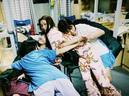  美颜|李庚希太没心没肺了，拍闺蜜照故意不开美颜，暴露关晓彤真实颜值