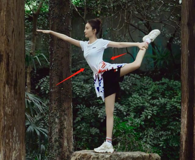  绑到|王丽坤晒运动写真，当她将上衣绑到腰间时，这腰围我没看错吧？