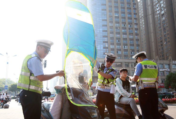 忙碌|高温下的文明交通:汗水换平安,忙碌保畅通