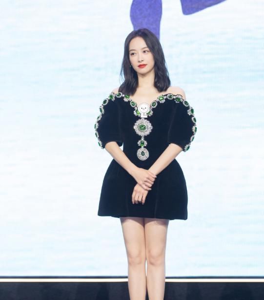  看着特别|宋茜越来越有“阔太”感，抹胸裙上“亮钻”加“宝石”，真有范