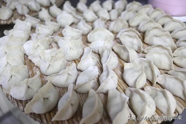  适量|三伏天吃饺子，韭菜馅不如这个菜，清口开胃促食欲，越吃越上瘾