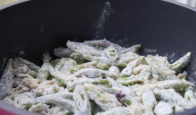  回味|大厨教你辣椒最好吃的做法，用面煎一煎，口感酥脆令人回味