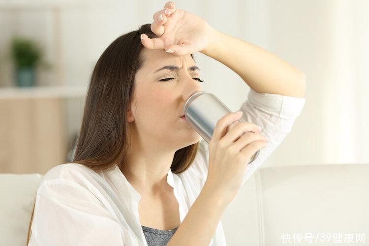 半夜醒来总是口干口苦什么原因(半夜醒来，总是口干口苦？或是4个部位出现问题，要引起重视)
